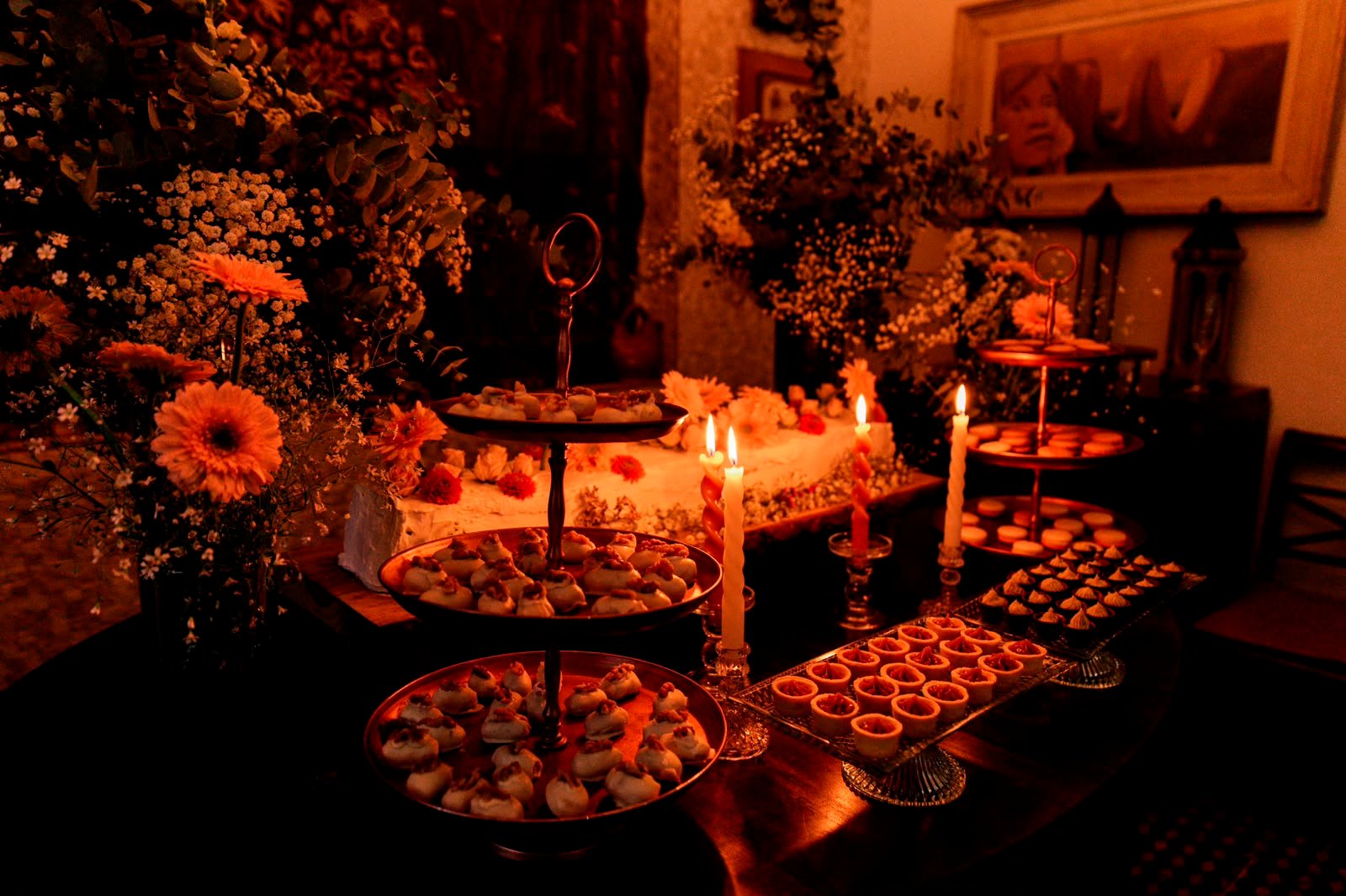 Mesa de catering iluminada por velas