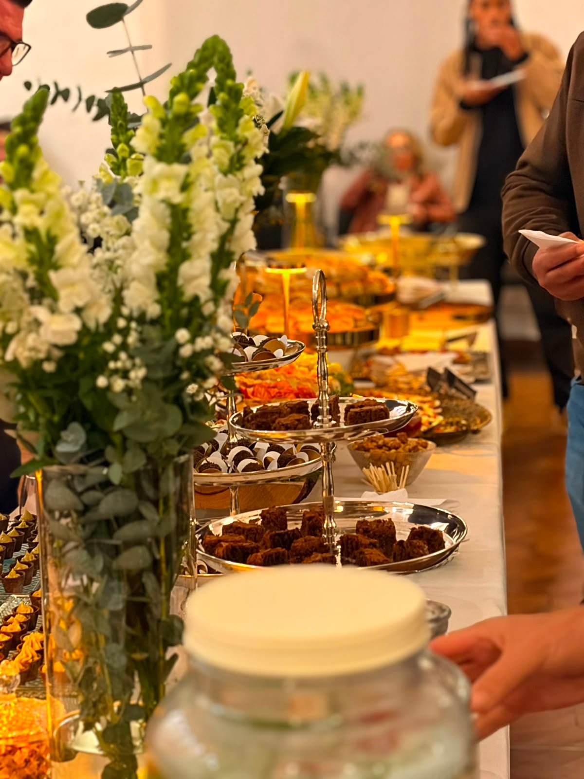 Doces e aperitivos em mesa decorada
