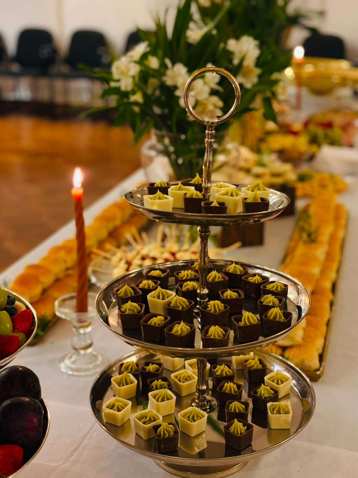 Doces apresentados em bandeja de dois andares