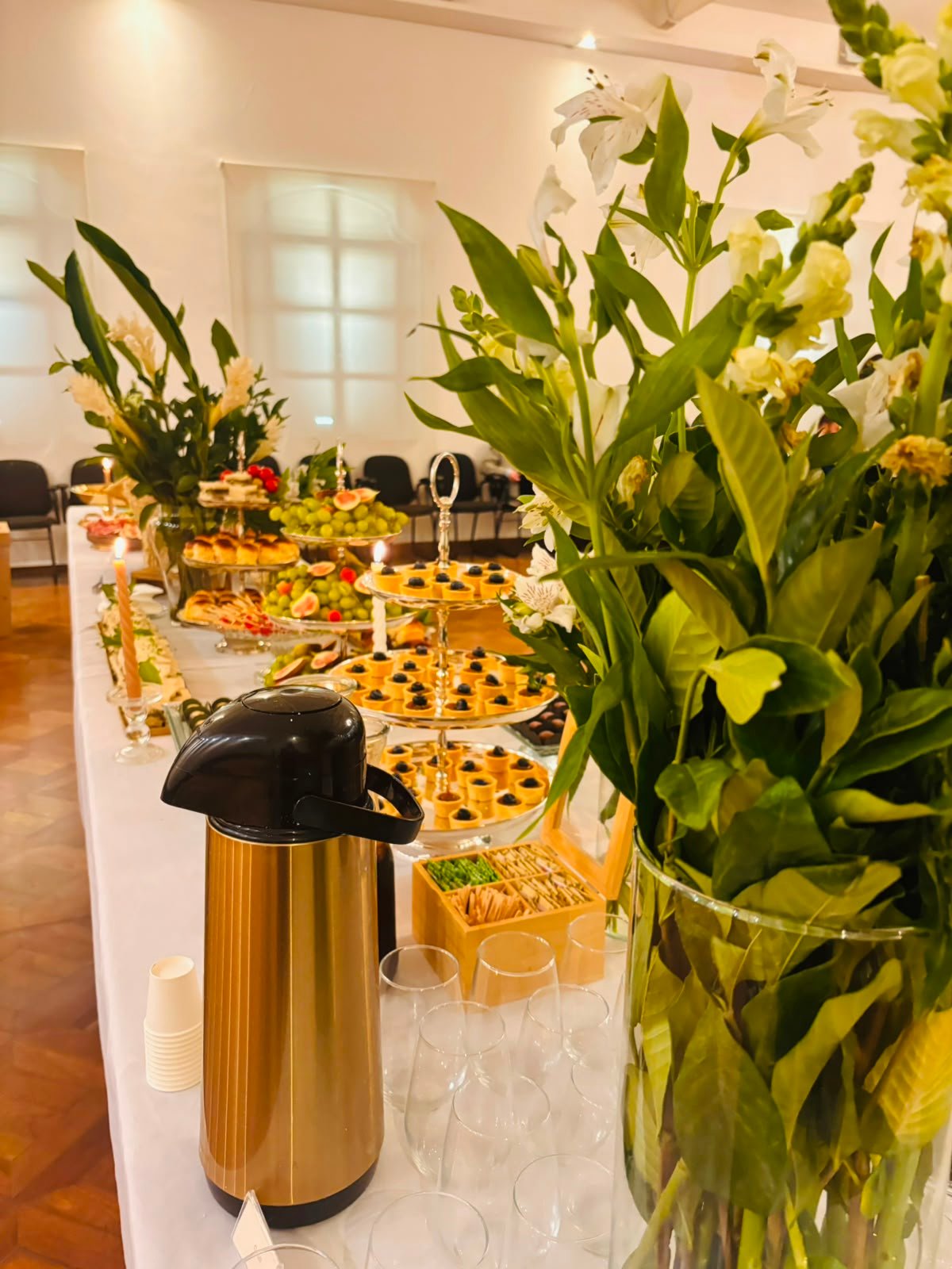 Mesa de catering com arranjos tropicais